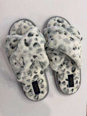 RACHEL Rachel Roy Gray and White Leopard Faux Fur Slide Slippers